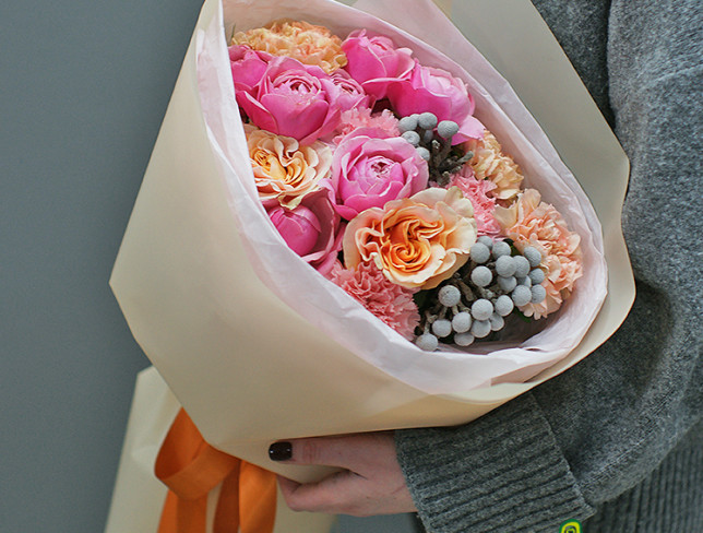 Букет из пионовидных роз и диантусов Фото
